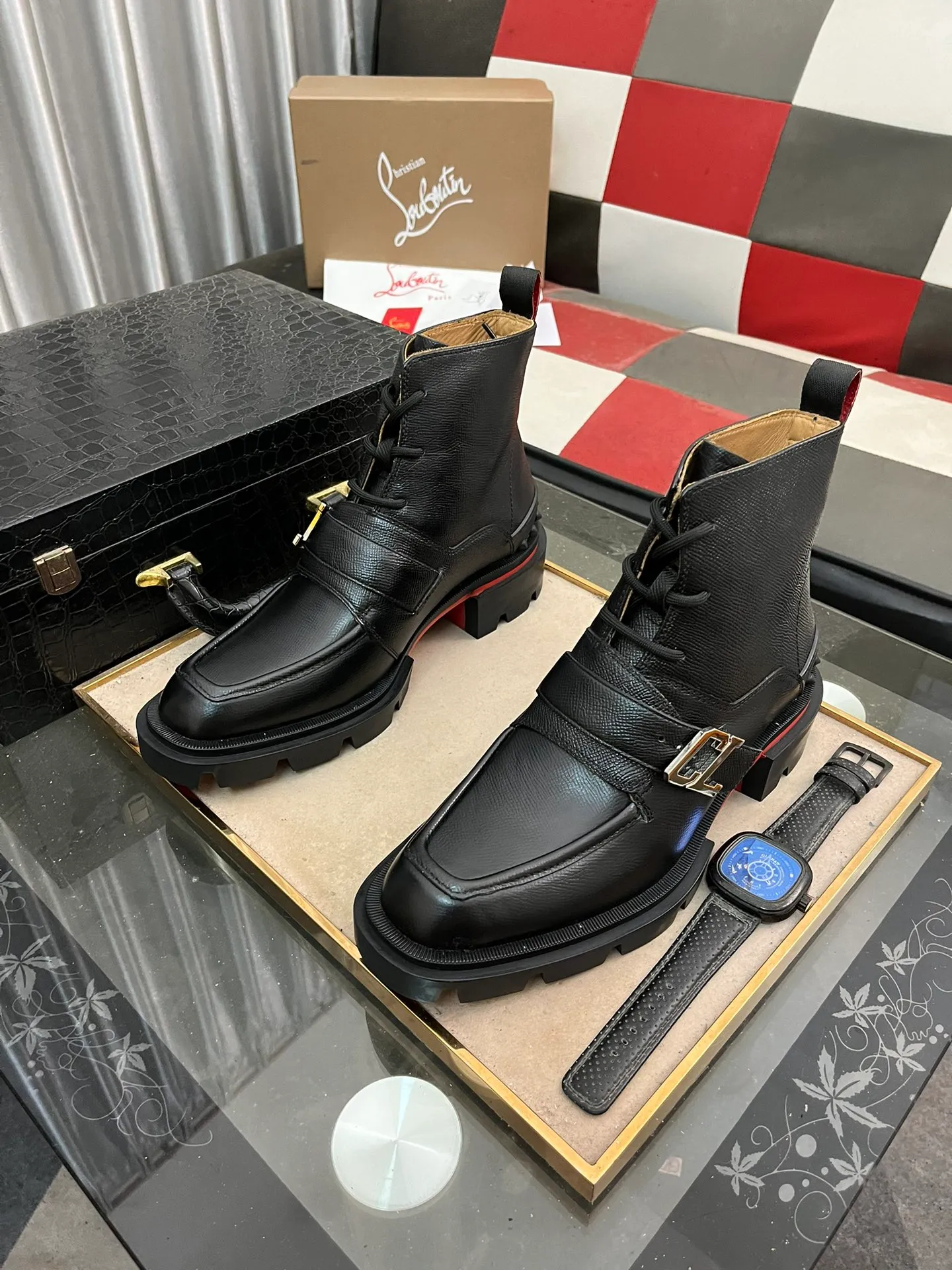 Men's shoes 💰880⌚️⌚️CL New formal leather shoes Christia* Loubouti* Red-soled shoes GREGGO men's Oxford shoes Made of imported cowhide/glossy patent leather/stitched contrasting high silk suede. Three-section toe design. Iconic red outsole, the ultimate personalized shoe. Original color cowhide lining. Original Italian leather outsole; fine workmanship brings you a luxurious experience. With its neat silhouette and straightforwardness, GREGGO men's Oxford shoes are Oxford shoes born for city roaming. The elegant lines and classic silhouette exude eternal charm. The black patent leather material is exquisite and eye-catching, adding a sense of luxury to the overall look. The slender toe design is full of elegance, and matched with closed shoelaces of the same color, the sophistication is invisible. The slim sole design provides the shoes with a light foot feel, elegant steps, and a refined and elegant look. Shows outstanding texture.  Standard leather shoe size: 38-44